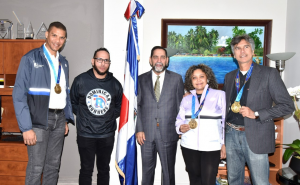 NY: Atletas participaron en maratón visitan cónsul RD