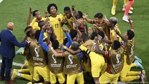 Ecuador domina a un débil Qatar en el inicio del Mundial de Fútbol