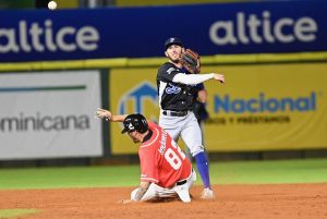 Aguilas lideran beisbol; Estrellas apabullan Gigantes; Leones ganan