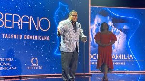 Pochy Familia recibe Premio Soberano por 35 años Coco Band