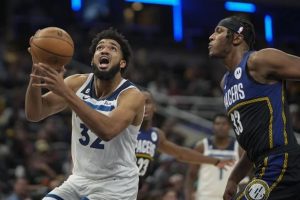 Karl-Anthony Towns roza triple-doble; Al Horford anota 14 puntos