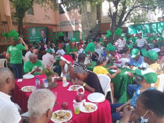 FP ofrece almuerzo navideño a envejecientes Sto. Domingo Este