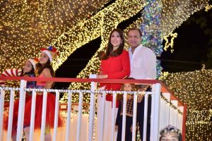 Abel Martínez y esposa llaman a abrazar la solidaridad en Navidad