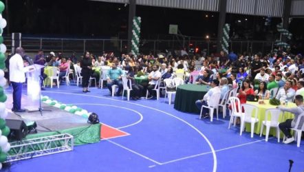 Dirigente de FP realiza encuentro navideño en Santo Domingo Este