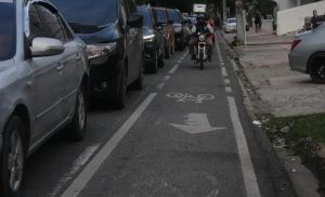 Retiran pilotillos de la ciclovía de avenida Bolívar, en Sto. Domingo