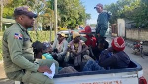 Desalojan ciudadanos  haitianos ocupaban carretera en Constanza