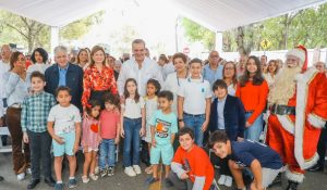 Abinader y la Vice comparten con moradores y militares de Santiago