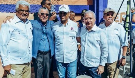 Taveras Guzmán saluda entrega títulos provincia Santo Domingo