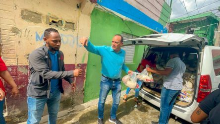Surun Hernández dona raciones alimenticias a cientos munícipes SDE Surun Hernández dona raciones alimenticias a cientos munícipes SDE