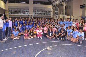 Club Naco inicia Torneo Infantil Voleibol; reconoce Niverka Marte