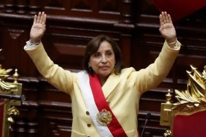 PERU: Dina Boluarte jura como primera presidenta; pide tregua
