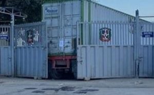 Cesfront retira camión bloqueaba puerta fronteriza de Elías Piña