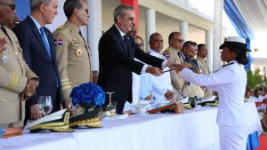 Abinader encabeza graduación oficiales de la Armada 2019-2022