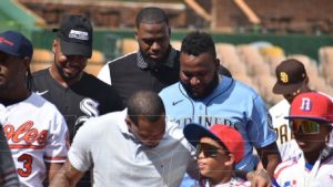 Jugadores Grandes Ligas celebran clínicas con niños dominicanos