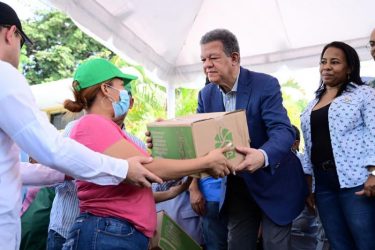 Presidente Fuerza del Pueblo entrega cajas con cena Navidad