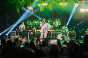 Cantante Pavel Núñez pone a bailar con su disco “Tropical” Cantante Pavel Núñez pone a bailar con su disco “Tropical”