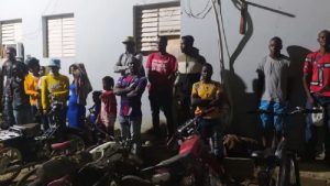 Apresan pareja que transportaba 16 haitianos indocumentados