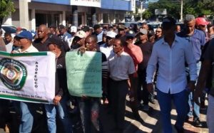 Policías y militares pensionados marchan por aumento salarial