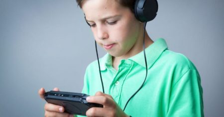 Vinculan tiempo en videojuegos y vídeos al TOC en preadolescentes