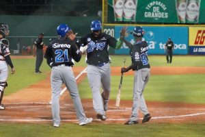 Licey asume primer lugar; Aguilas apalean Estrellas; Gigantes ganan