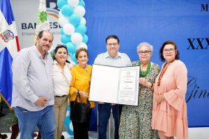 Familia Sanz Lovatón recibe homenaje póstumo Zaida Ginebra Familia Sanz Lovatón recibe homenaje póstumo Zaida Ginebra