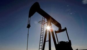 El petróleo cierra en alza un año de incertidumbre