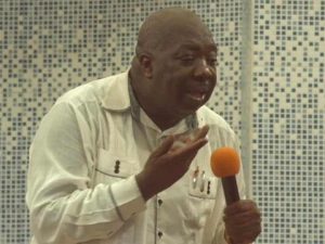 Prohíben oficiar a pastor de Haití acusado de abuso y otras prácticas