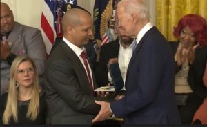 EU: Biden reconoce dominicano con segundo premio más alto EU