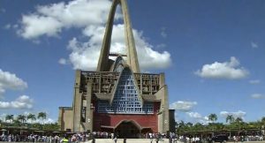 Centenares dominicanos acuden a venerar a Virgen de la Altagracia