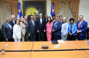 Abinader recibe visita Consejo Directivo Academia de Ciencias