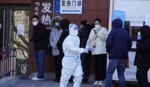 China intenta controlar oleada de covid-19; la OMS está preocupada