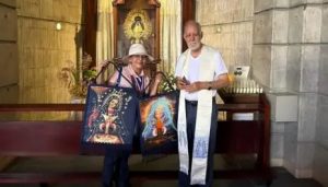 Pareja dominicana viaja por el mundo con lienzo de la Virgen de la Altagracia