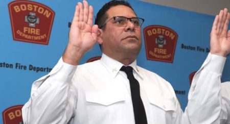 Juramenta primer dominicano jefe de bomberos en Boston