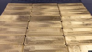 El oro sube por debilidad dólar y alivio restricciones por el COVID