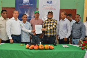 Gobierno entrega cheque de 6.5 millones de pesos a productores de coco en Yamasá