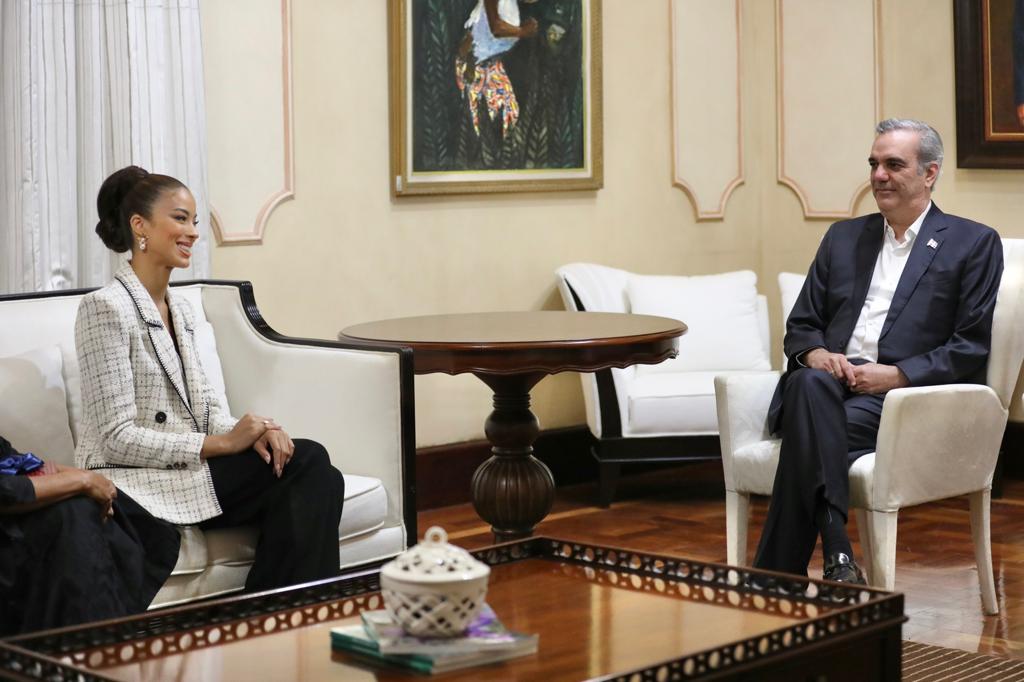 Abinader recibe a Miss República Dominicana Andreína Martínez imagen