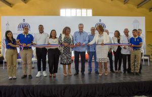 Presidente dominicano inaugura varias escuelas en Santo Domingo