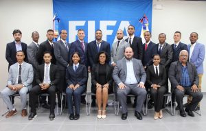 Trece árbitros dominicanos recibieron sus gafetes de la FIFA
