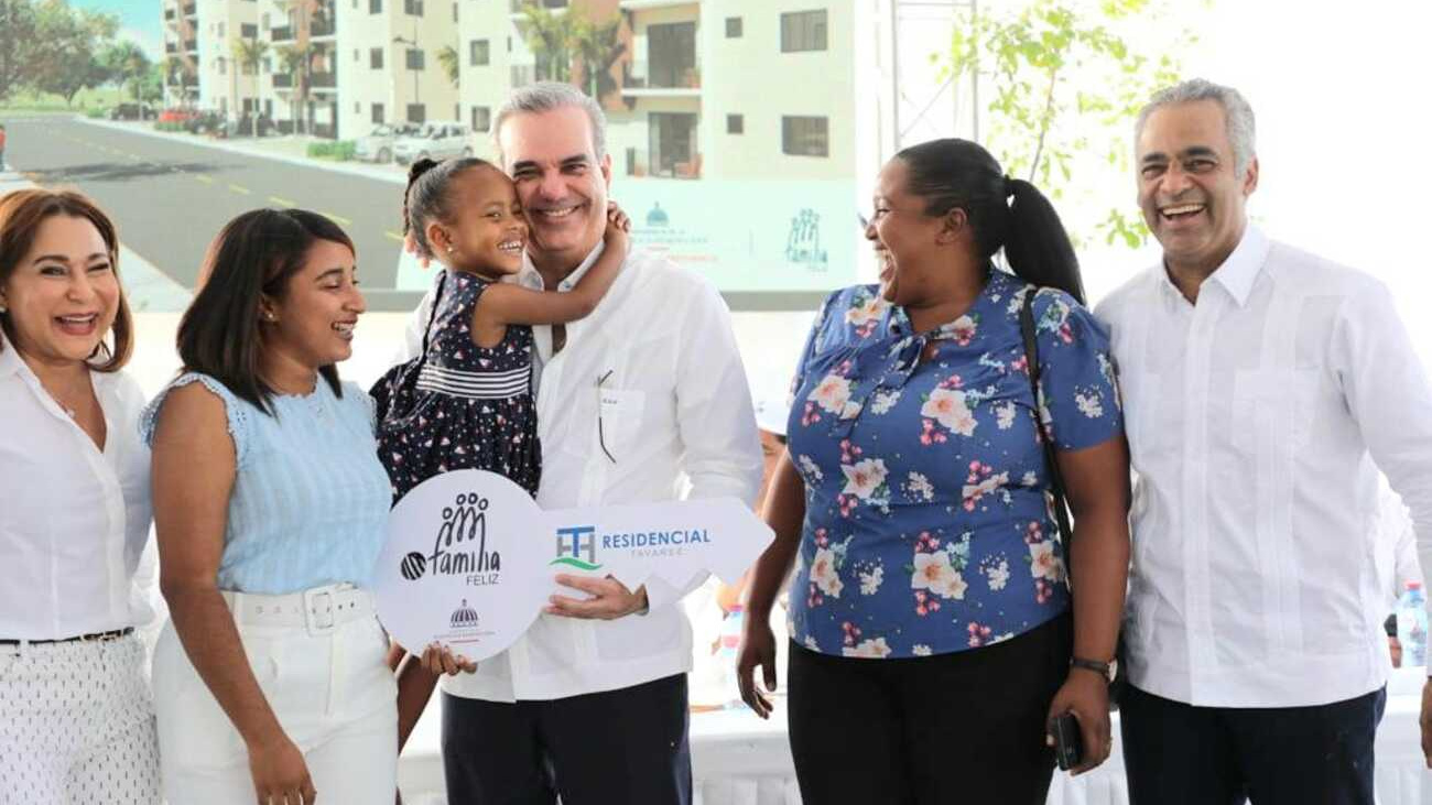 HIGUEY: Presidente entrega 96 apartamentos y muelle turístico imagen
