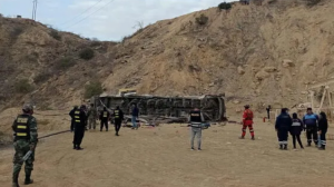 PERU: Al menos 25 muertos al despeñarse autobús en el norte