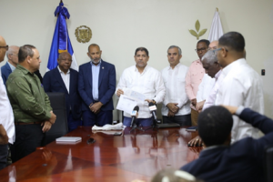 Gobierno entrega RD$60 millones a productores de ajo de Constanza