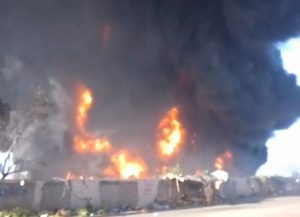 Incendio afecta a un depósito de neumáticos Santo Domingo Este