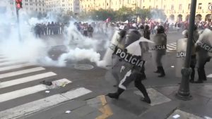 PERU: Violentos enfrentamientos luego petición «tregua nacional»