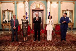 Presidente Abinader condecora a Negro Santos y Charytín Goico Presidente Abinader condecora a Negro Santos y Charytín Goico