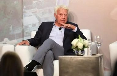 Felipe González ve la democracia en retroceso en una época difícil