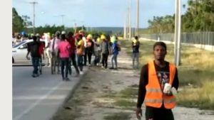 Afirman que un haitiano murió durante incidentes con Migración