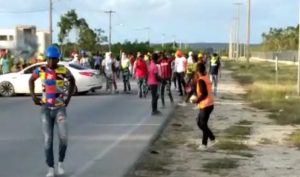 Haitianos apedrean agentes DGM e impiden arrestos de ilegales