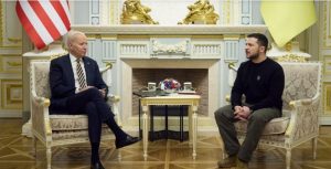 Biden apoya Ucrania con visita; le dice “el mundo está con ustedes”
