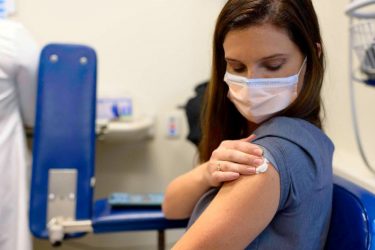 Cuánto dura la inmunidad de las vacunas contra el COVID-19?