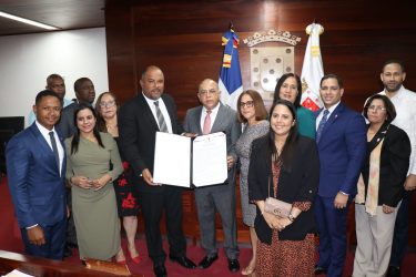 Declaran médico Plutarco Arias hijo distinguido Santiago